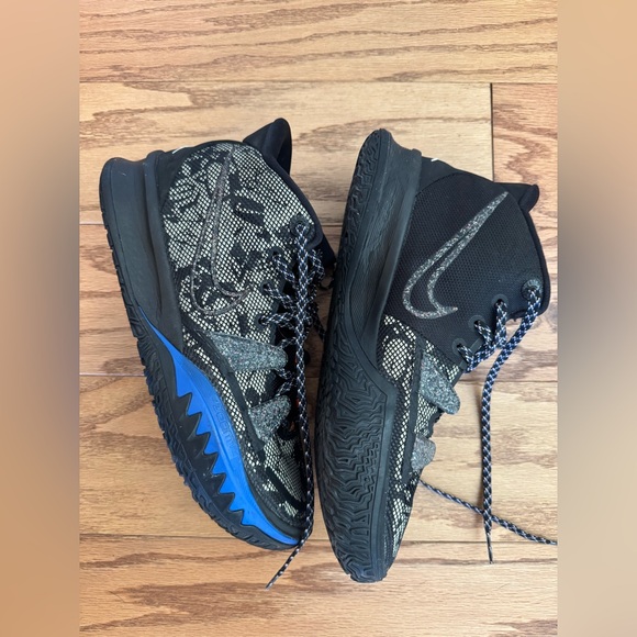 Nike Kyrie Men’s Basketball Shoes - Picture 10 of 10